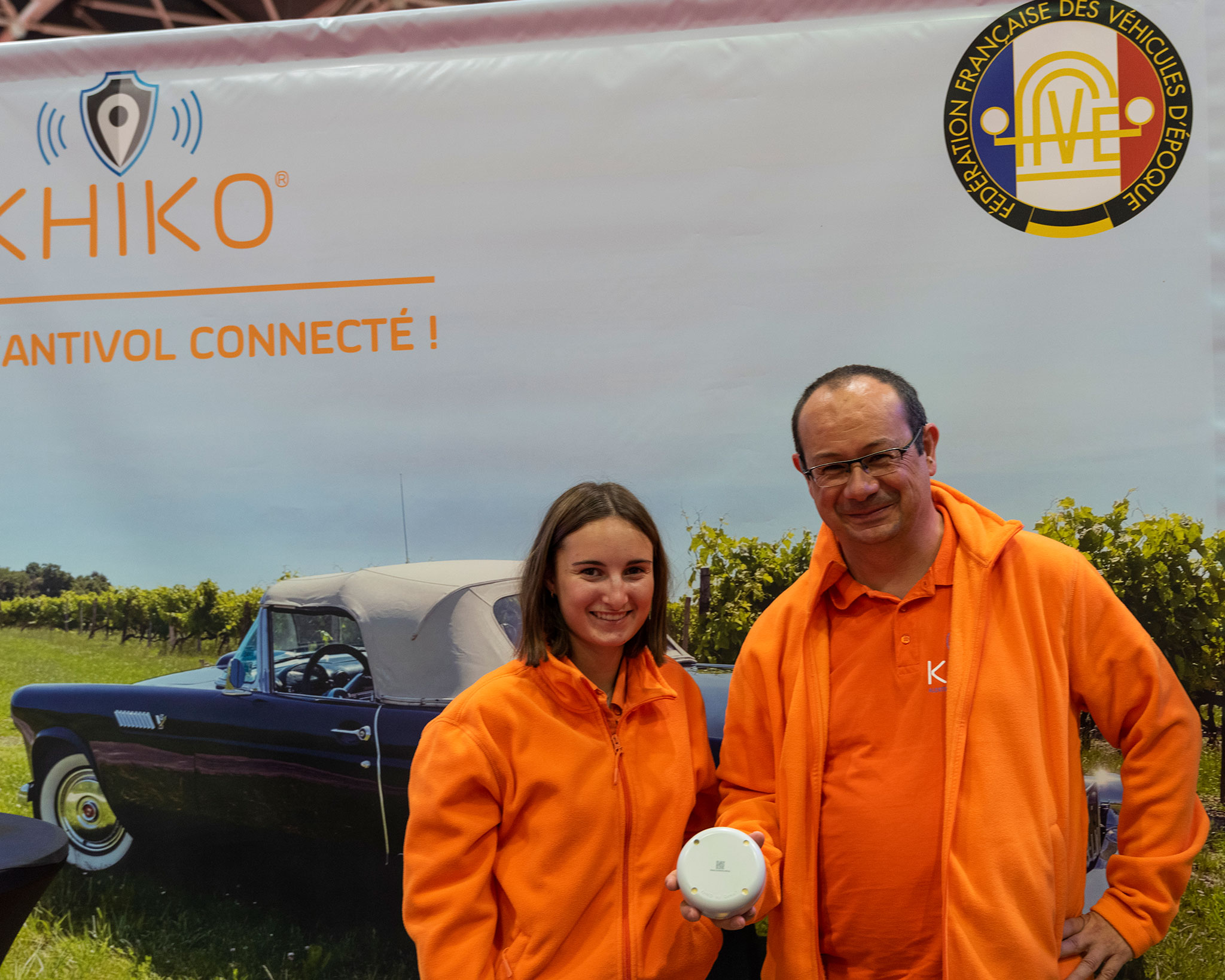 Pascal Lavaur, à droite, créateur de KHIKO et Margaux Perroy, assistante commerciale à Époqu'Auto 2021.