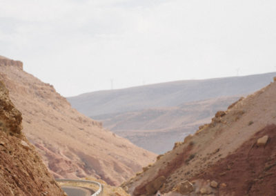Des routes qui se glissent entre les collines - - Mille Maroc Classic 2022.