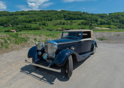 1934 Bentley 3.5-Litre Drophead Coupé - Haute calandre, gros phares, longues ailes, le dessin typique des années 30 - Enchères au Swiss Classic World.