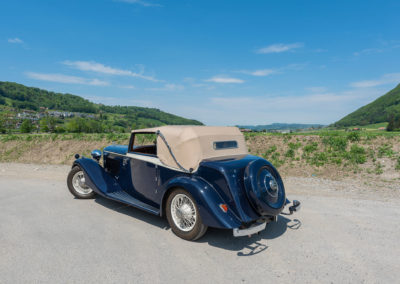 1934 Bentley 3.5-Litre Drophead Coupé - La malle arrière est surmontée de la roue de secours - Enchères au Swiss Classic World.