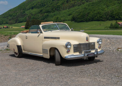1954 Cadiilac Série 62 - La ligne des années 40 de ce modèle est bien équilibrée - Enchères au Swiss Classic World.