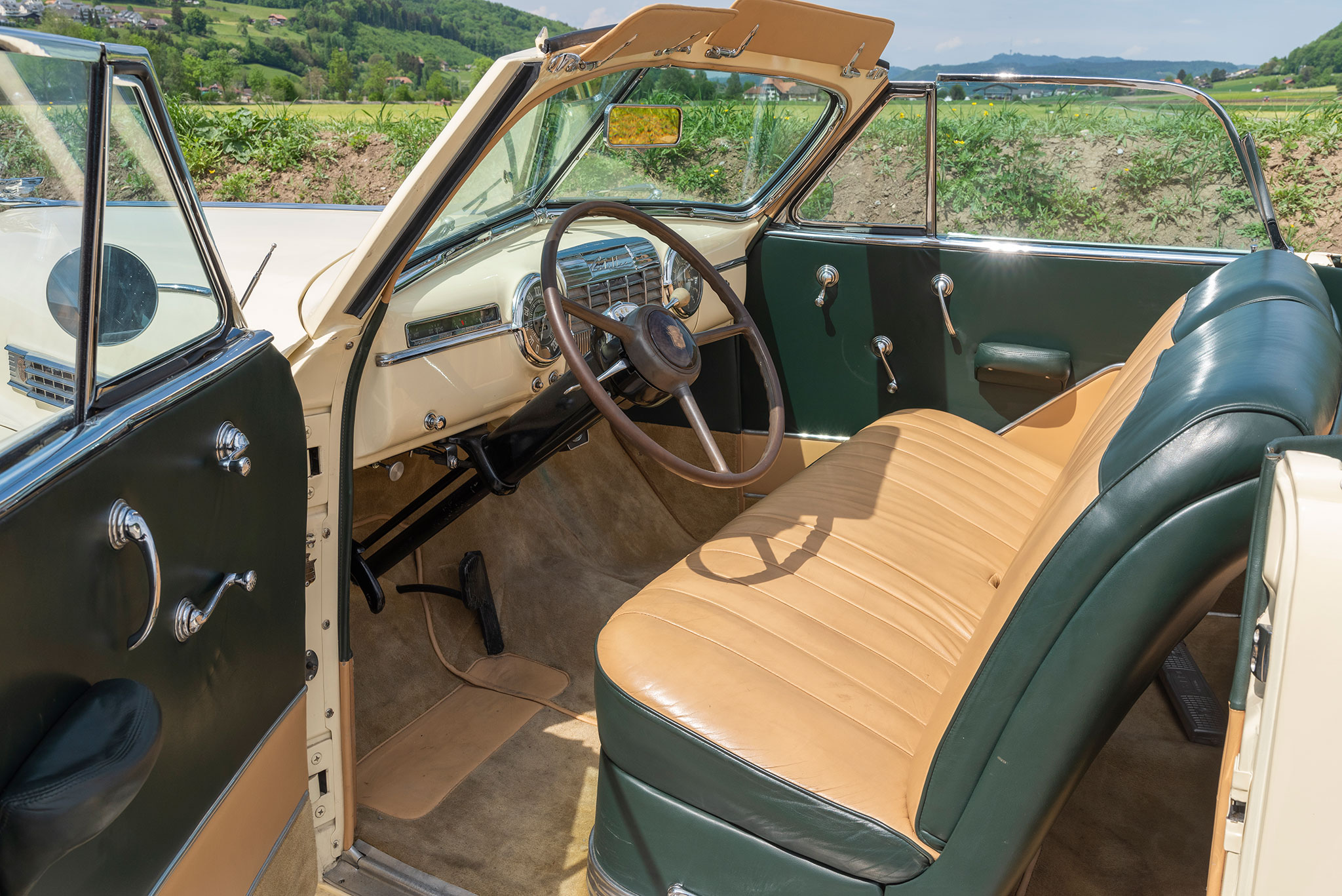 1954 Cadiilac Série 62 - L'intérieur vert et beige est en harmonie avec la carrosserie jaune paille - Enchères au Swiss Classic World.