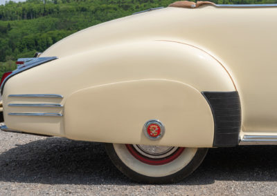 1954 Cadiilac Série 62 - les roues arrière sont carénées - Enchères au Swiss Classic World.