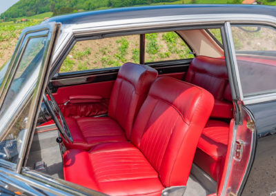1963 Lancia Flaminia 3B - Les sièges en cuir rouge tranchent sur la couleur noire de la carrosserie - Enchères au Swiss Classic World.