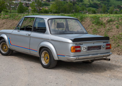 1974 BMW 2002 Turbo - La Turbo recevait un becquet arrière en mousse - Enchères au Swiss Classic World.