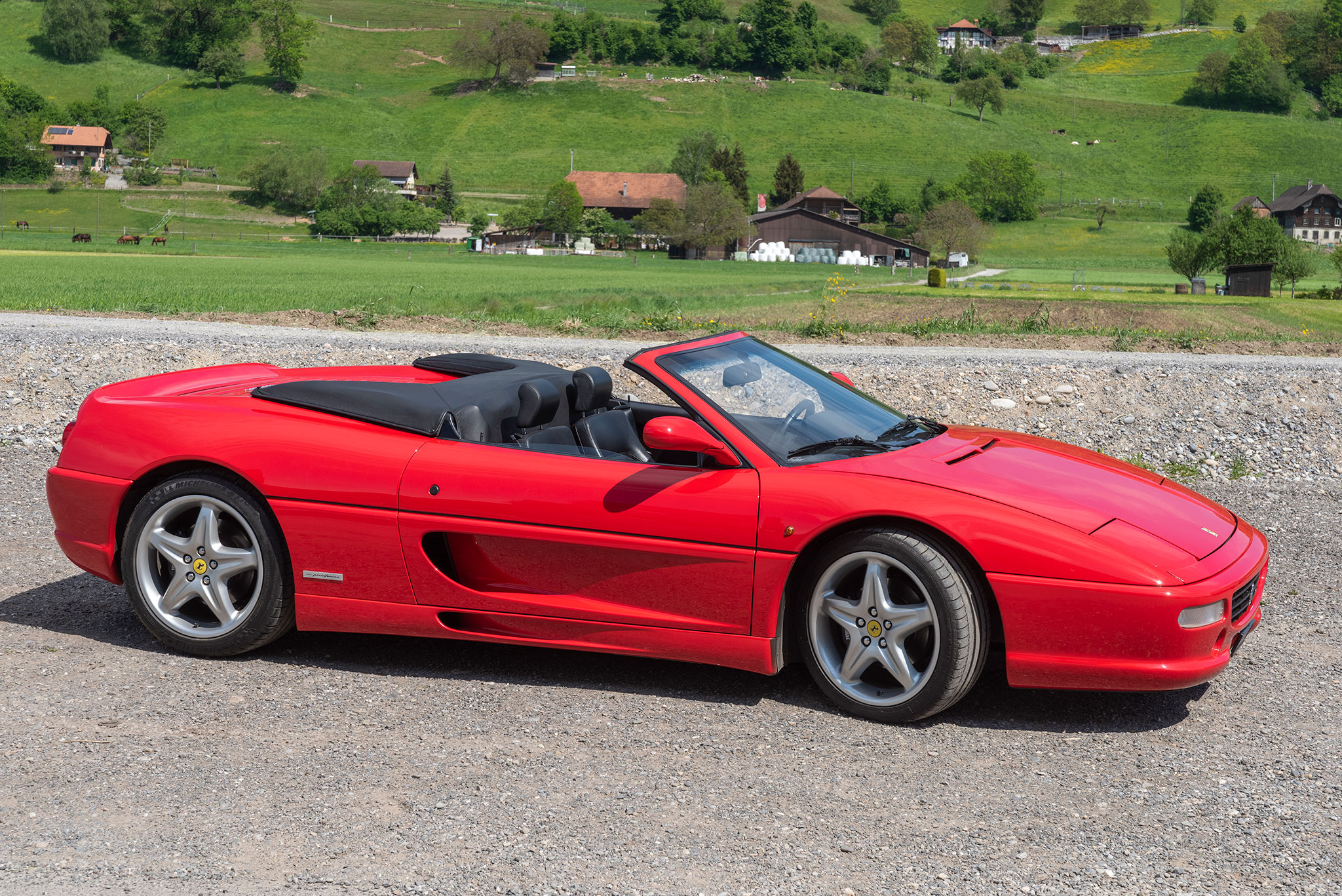 1999 Ferrari F355 F1 - Elle remplace la 348 et dévance la 360 - Enchères au Swiss Classic World.