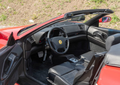 1999 Ferrari F355 F1 - Le noir est omniprésent à l'intérieur hormis la plaque de métal sur la console centrale - Enchères au Swiss Classic World.