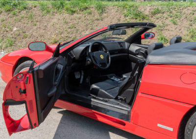 1999 Ferrari F355 F1 - Les lourdes portes s'ouvrent suffisamment pour se glisser au volant - Enchères au Swiss Classic World.