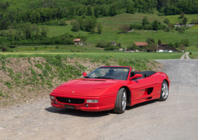 1999 Ferrari F355 F1 - Les phares escamotables autorisent une ligne fluide en journée - Enchères au Swiss Classic World.