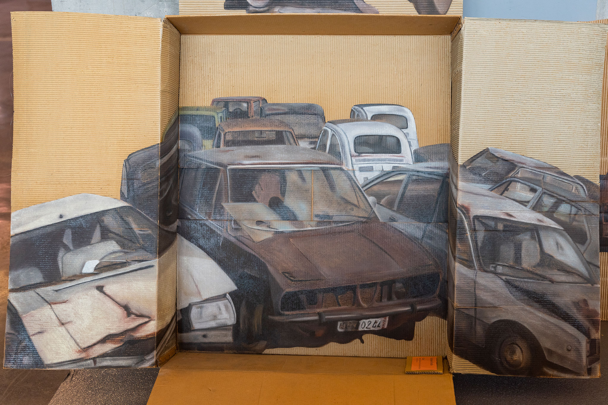 Galeria ARTantide, Démolition automobile sur carton ondulé - Swiss Classic World 2022.