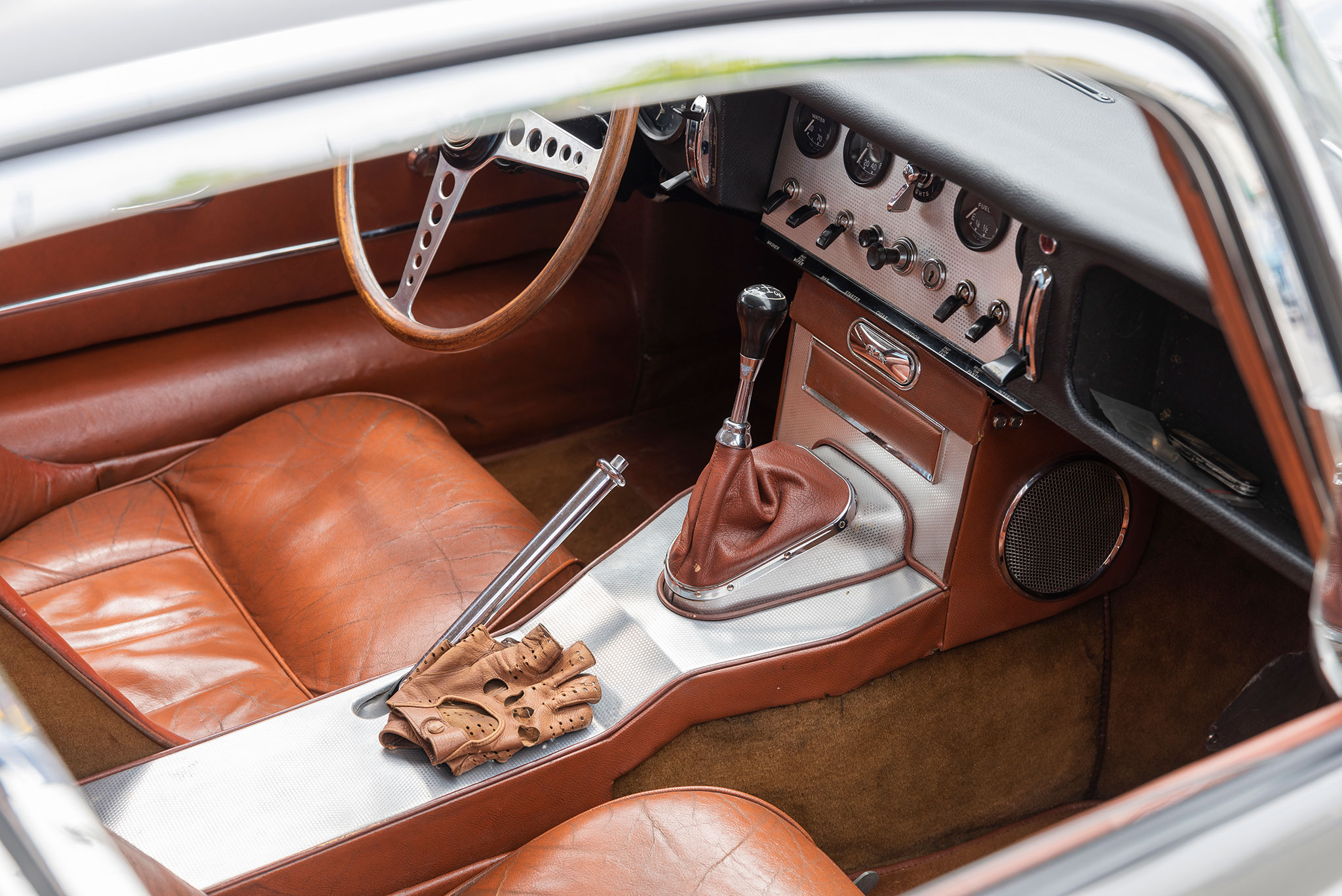 Jaguar E-Type Series I, console aluminium et gants de conduite assortis au cuir intérieur - Swiss Classic World 2022.