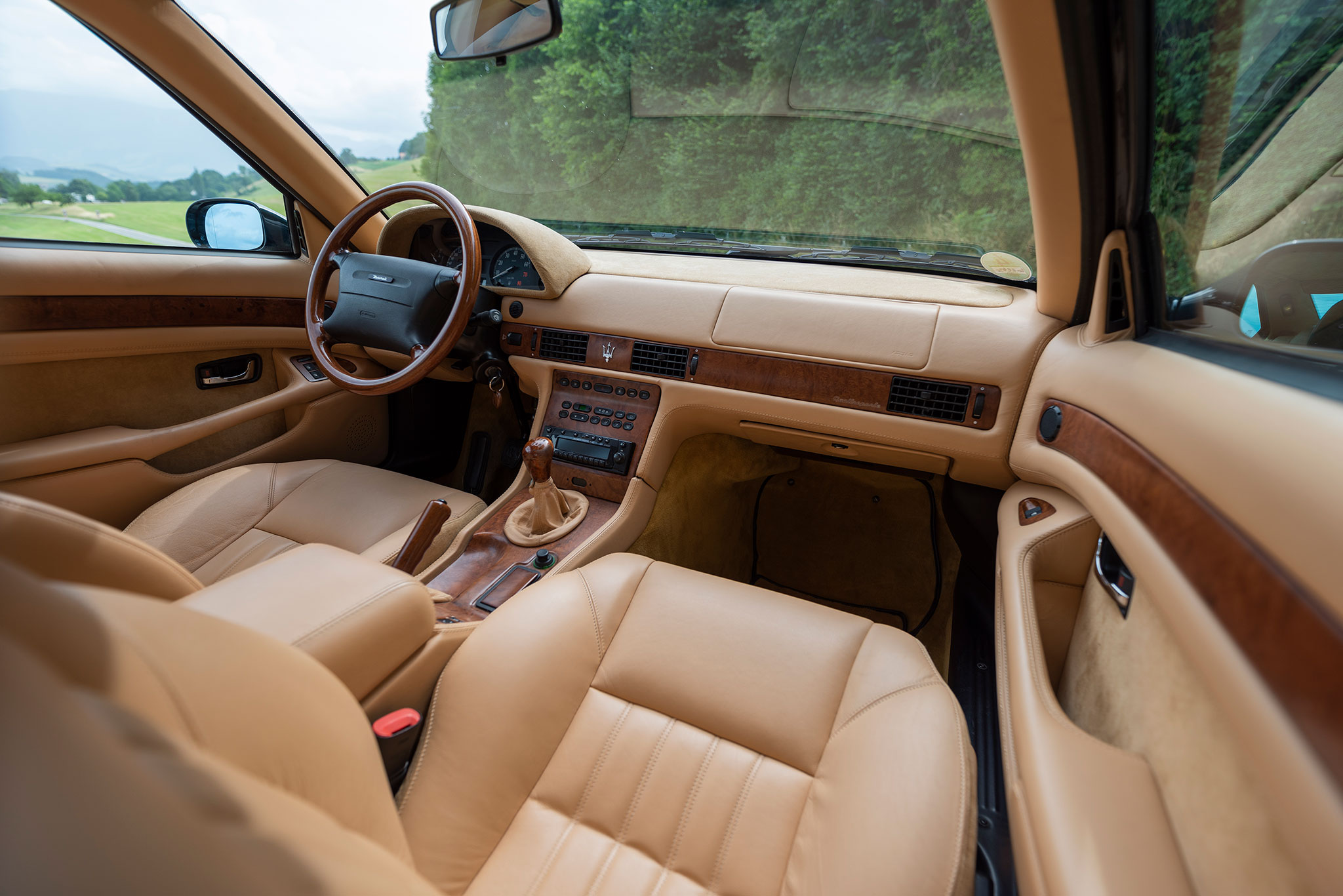 L'agencement intérieur de la Maserati Quattroporte V8 Evoluzione est de bon goût.