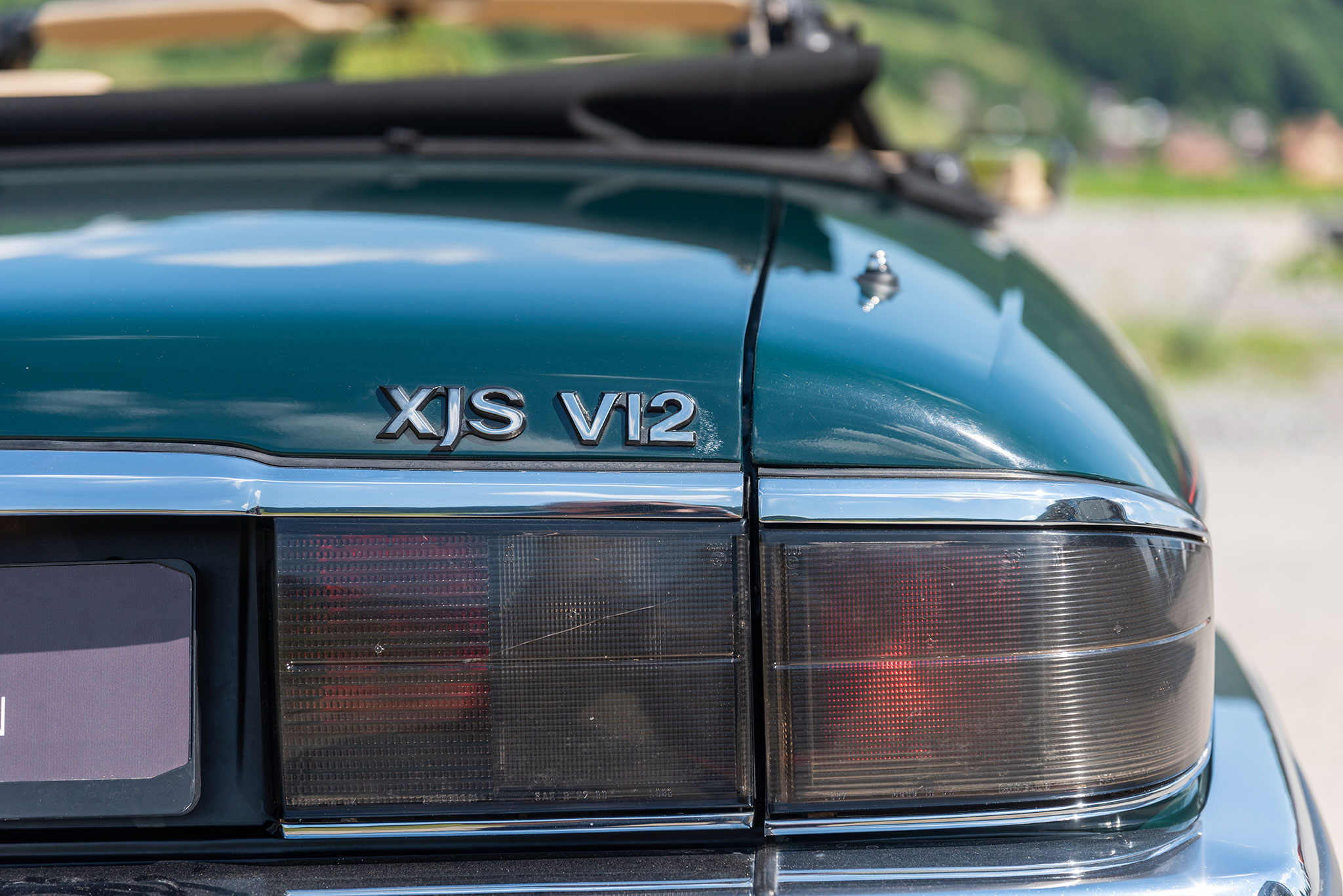 Le nouveau sigle XJS sans le tiret entre le XJ et le S distingue les versions depuis 1991.