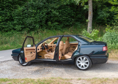 Les portes s'ouvrent largement pour accéder tant à l'avant qu'à l'arrière de la Maserati Quattroporte V8 Evoluzione.