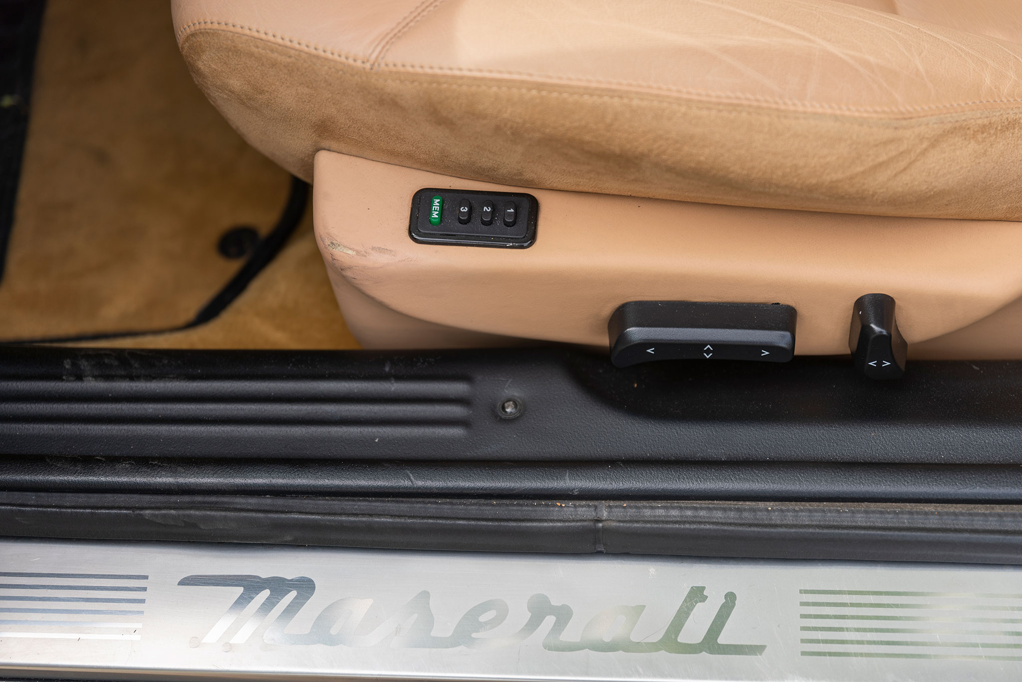 Sièges avant à réglage électrique et mémoire sur la Maserati Quattroporte V8 Evoluzione.
