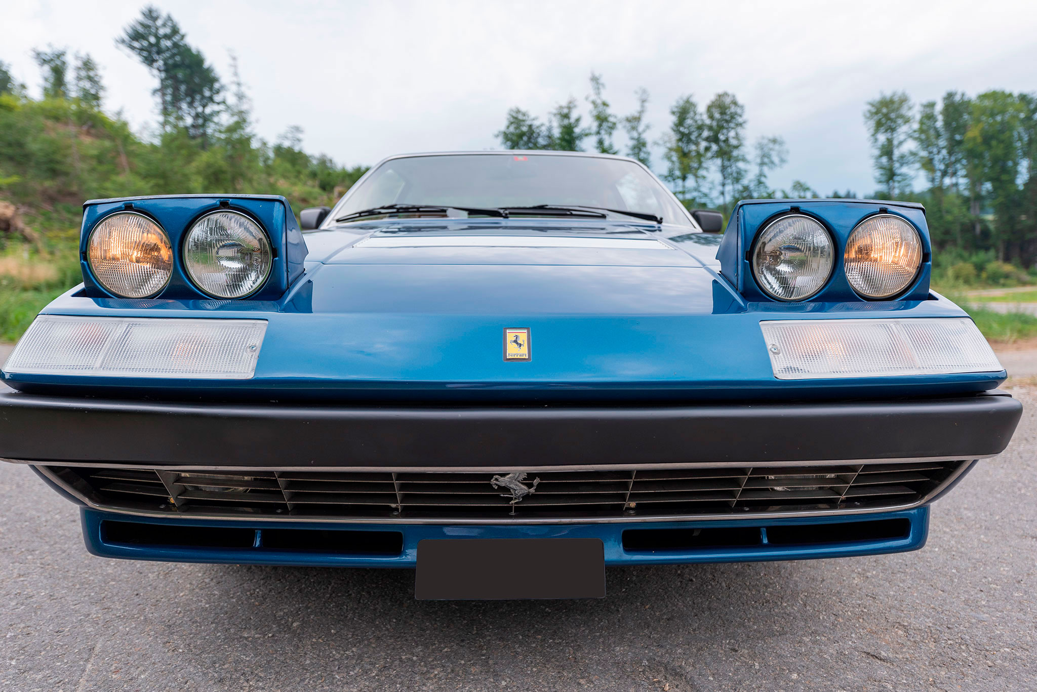 1980 Ferrari 400i l'esthetique des phares basculants est sujet à discussion.