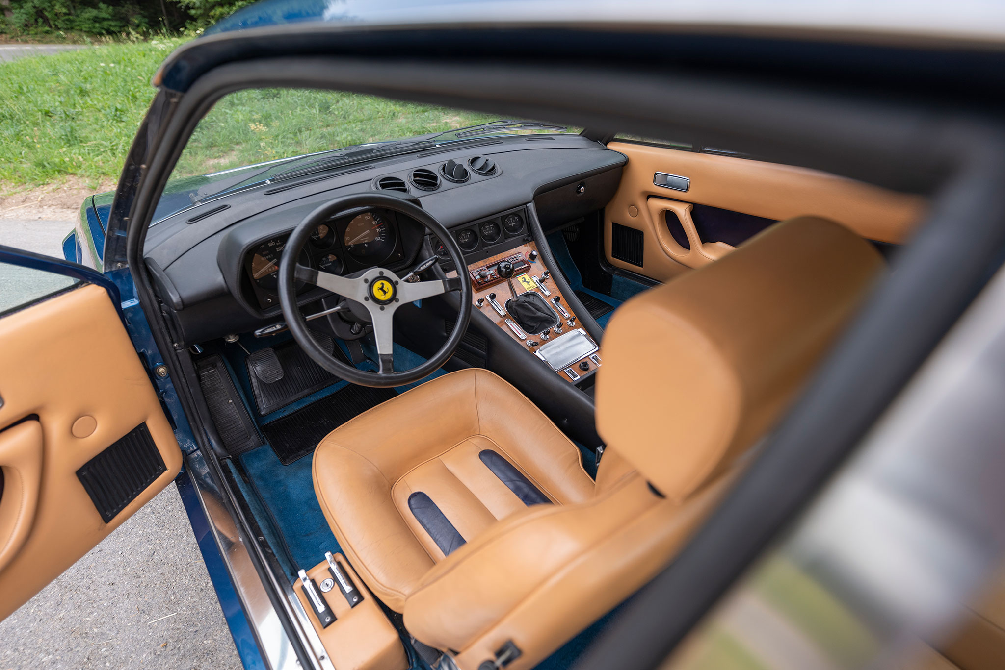 1980 Ferrari 400i un cuir de qualité est omniprésent dans l'habitacle.
