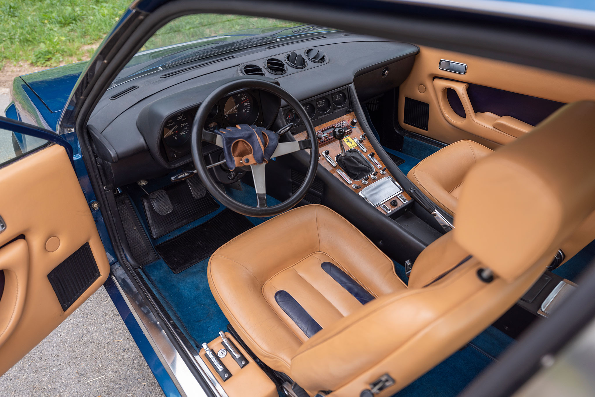 1980 Ferrari 400i un liseré bleu sur les sièges en cuir rappelle la couleur de la voiture.