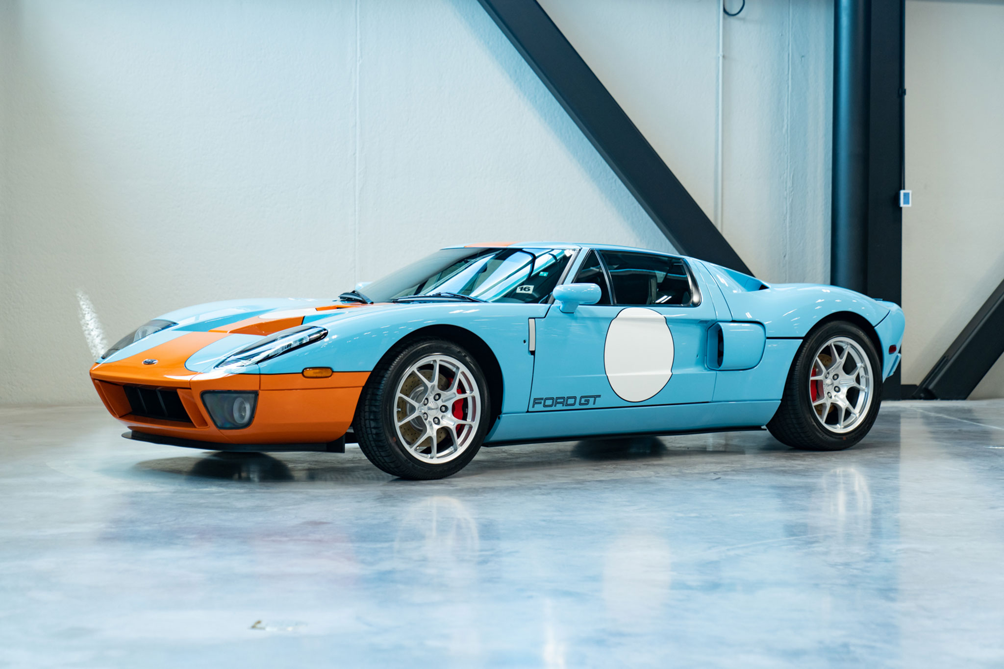2006 Ford GT Heritage Edition - estimation $US 575 à 650 000 - Pebble Beach Gooding & Company.