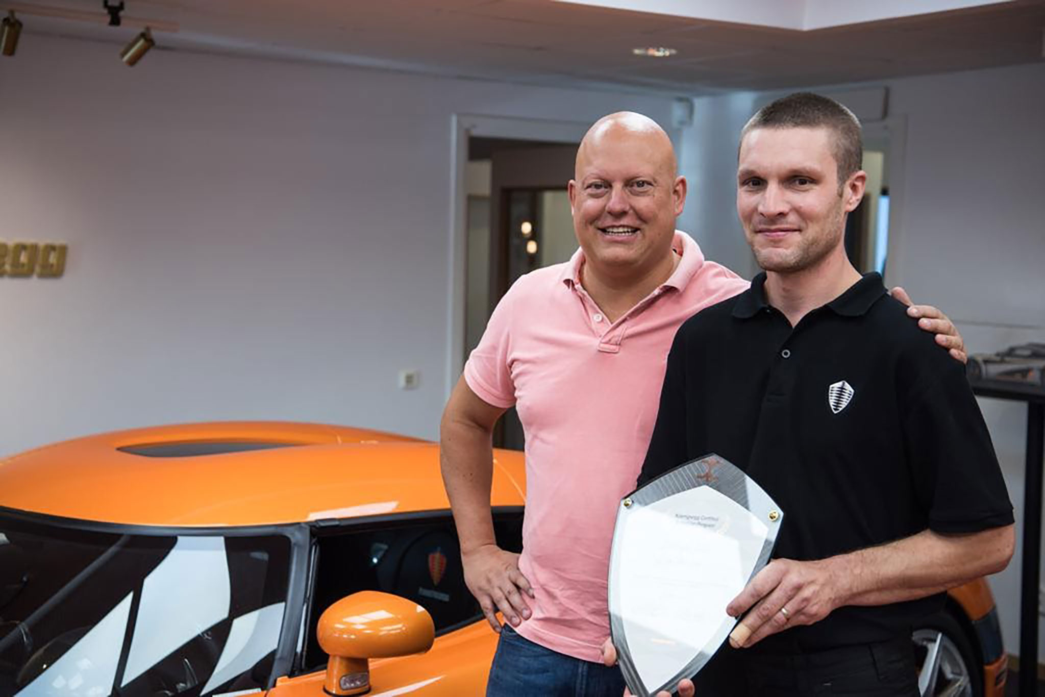Christophe Vionnet et Christian Koenigsegg lors de la remise de sa certification à l'usine.