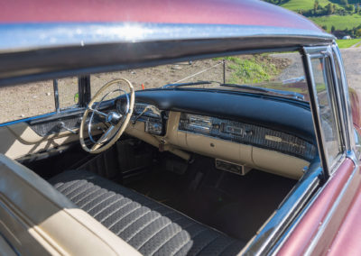 1956 Cadillac Sedan DeVille accueille 6 personnes grâce à ses deux banquettes dont celle de l'avant est électrique.