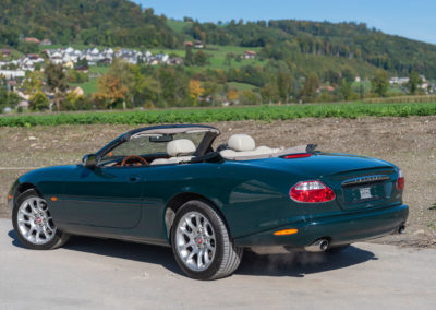 2001 Jaguar XKR 4.0-Litre à compresseur conçue sur la même base que l'Aston Martin DB7.