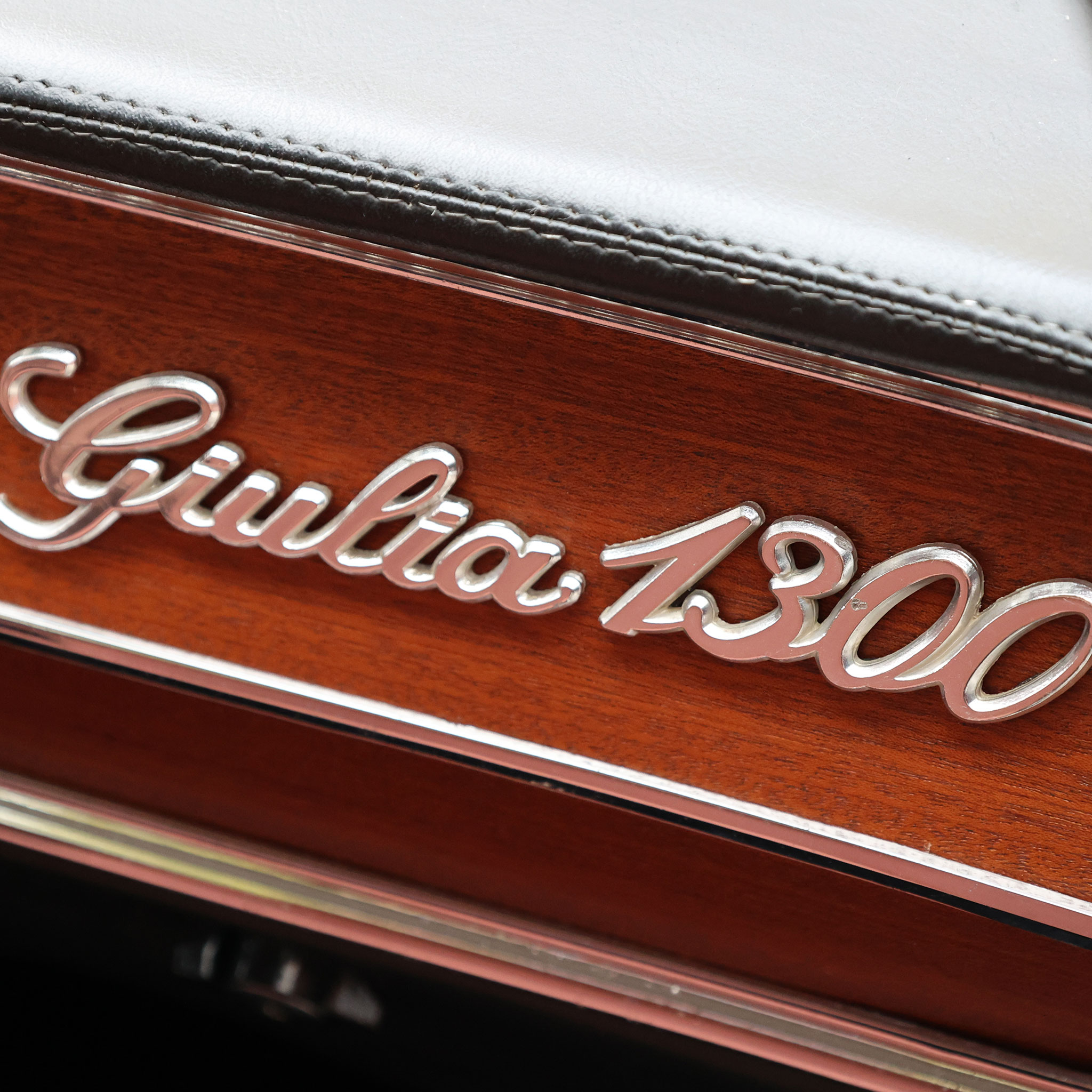 Geneva Vintage Motors - Vente aux enchères - Détail intérieur Alfa Romeo Giulia 1300.