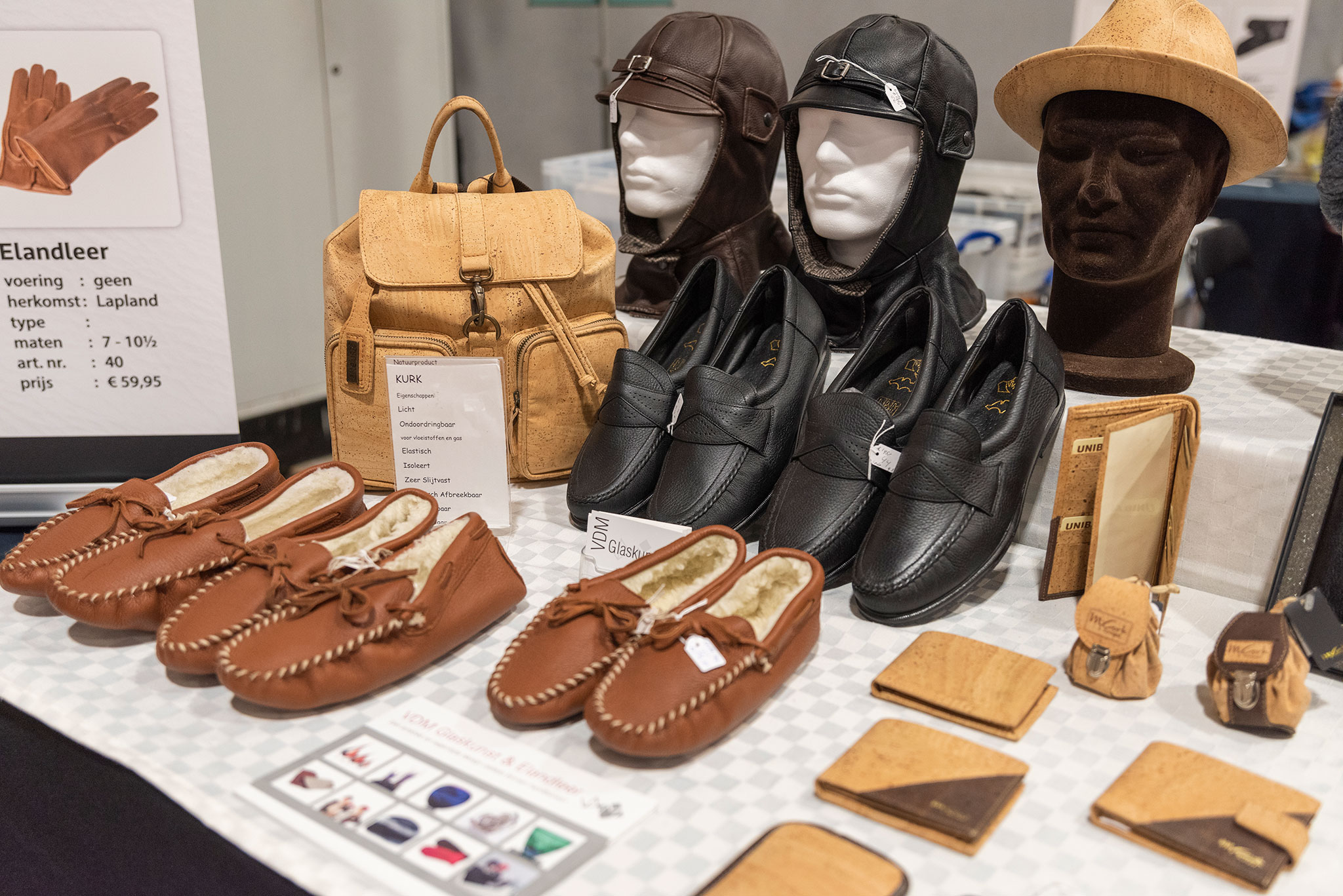 Chaussons fourrés et chaussures en cuir d'élan chez Elandleer à InterClassics 2022.