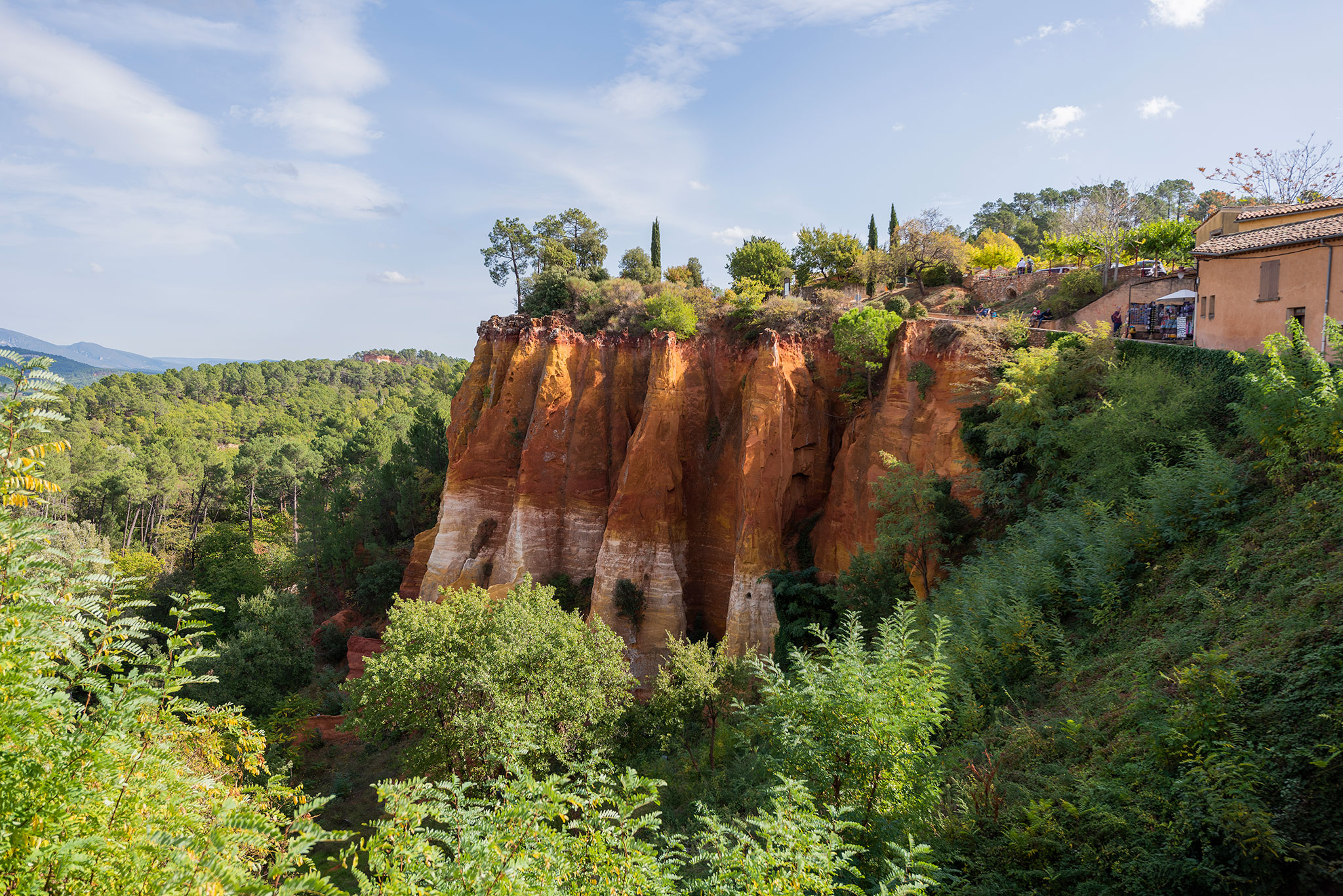 En quittant la Lustrerie Mathieu, nous passons par les falaises d'ocre situées sur la commune de Roussillon.