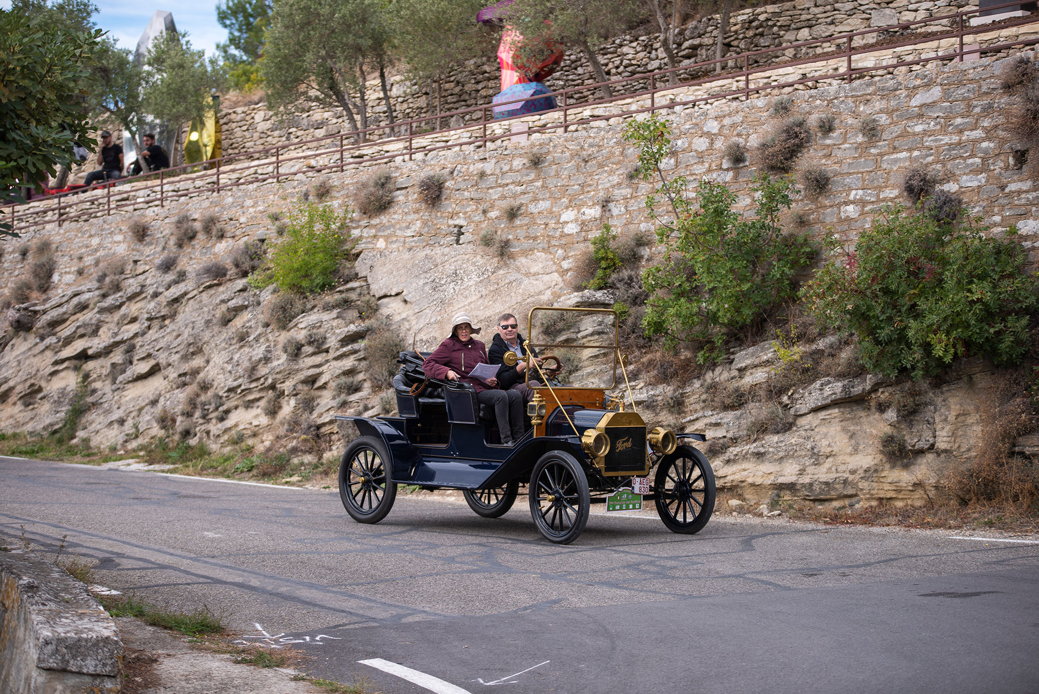 La Ford T de 1911 dans les virages autour du village médiéval de Lacoste.
