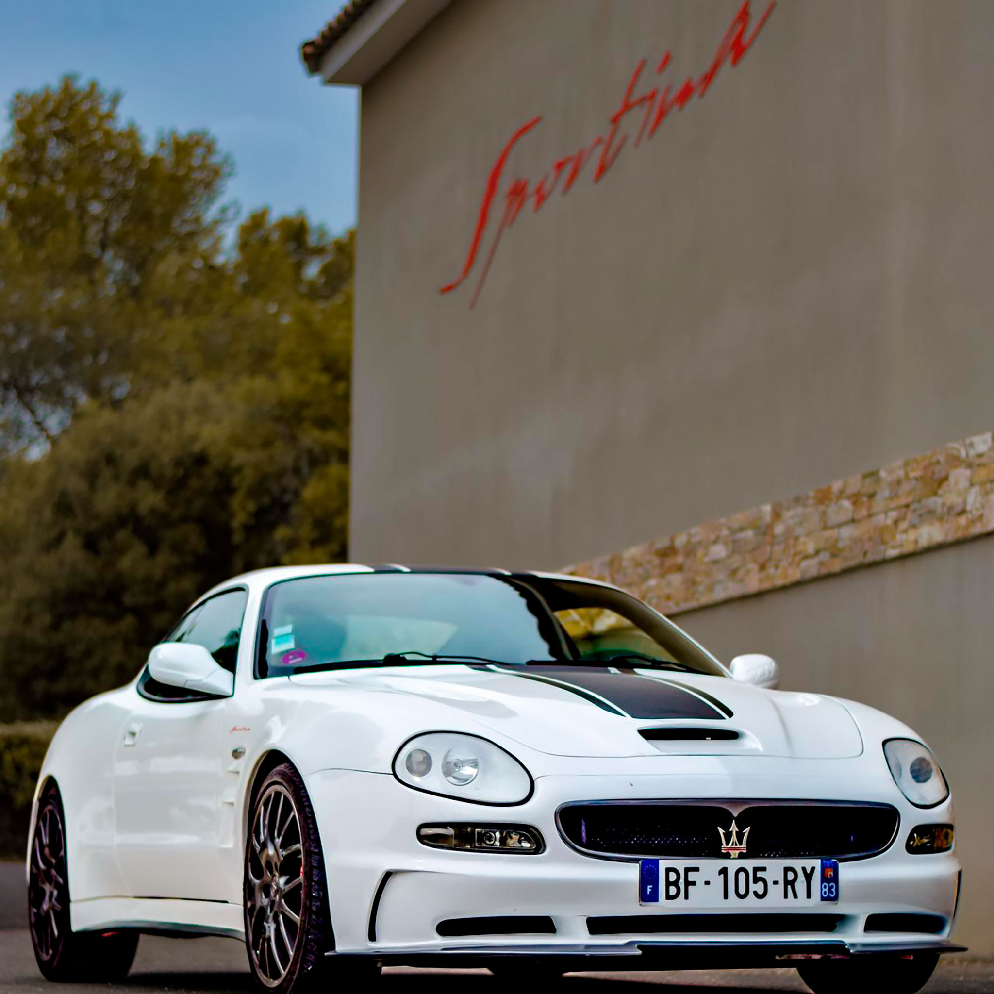 Maserati 3200 GT appui à l'avant et bas de caisse pour supprimer les tourbillons.