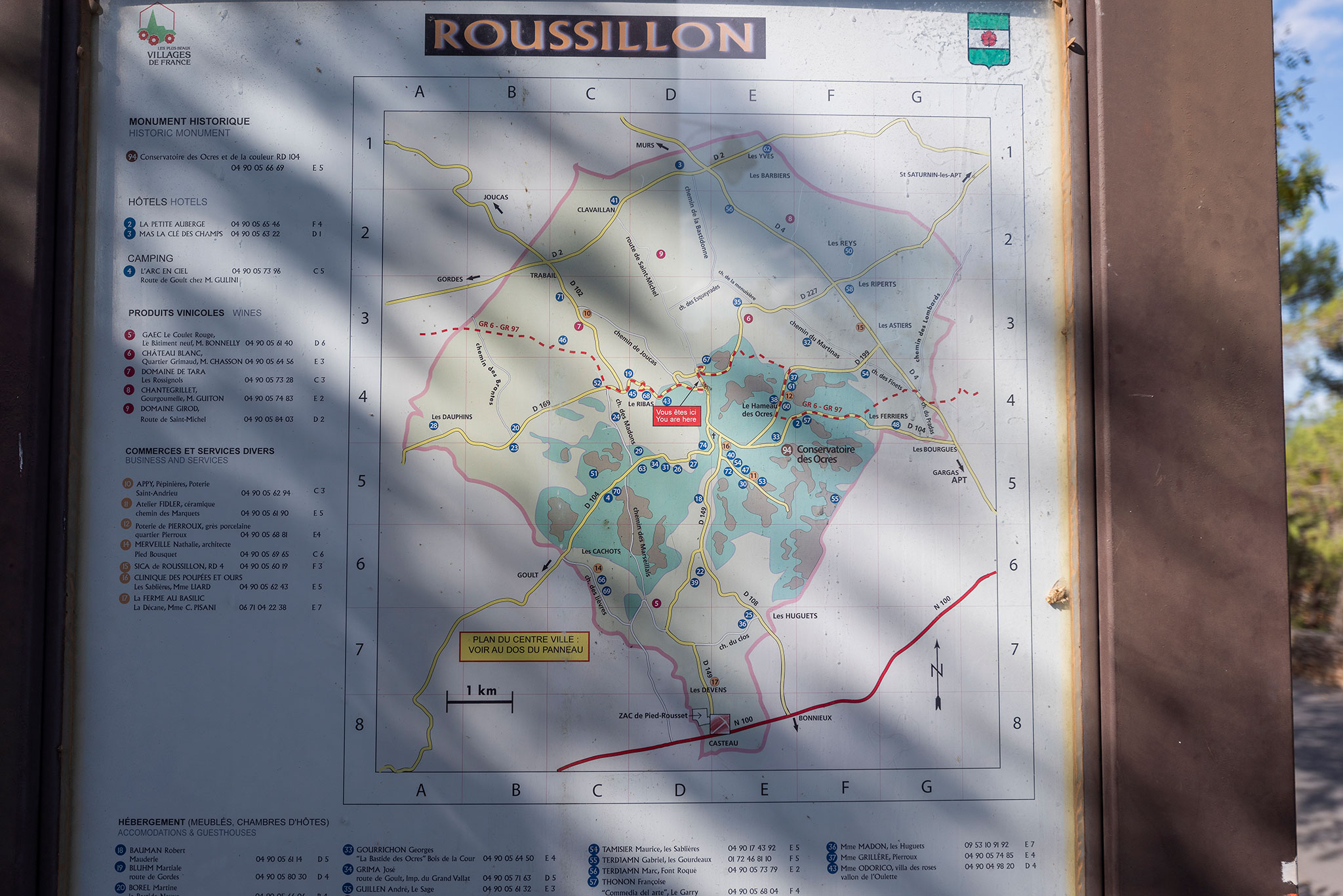 Plan du village de Roussillon au coeur des falaises d'ocre.