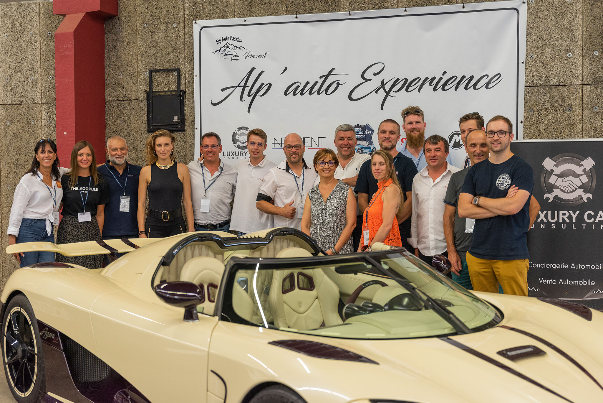 Prestige Auto Beaune 2022 - Toute l'équipe de Alp'Auto Expérience en compagnie de François Allain lors de sa visite au salon.