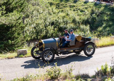 Une Cottin-Desgouttes Type E cabriolet de 1911 descend prudemment des Baux de Provence.