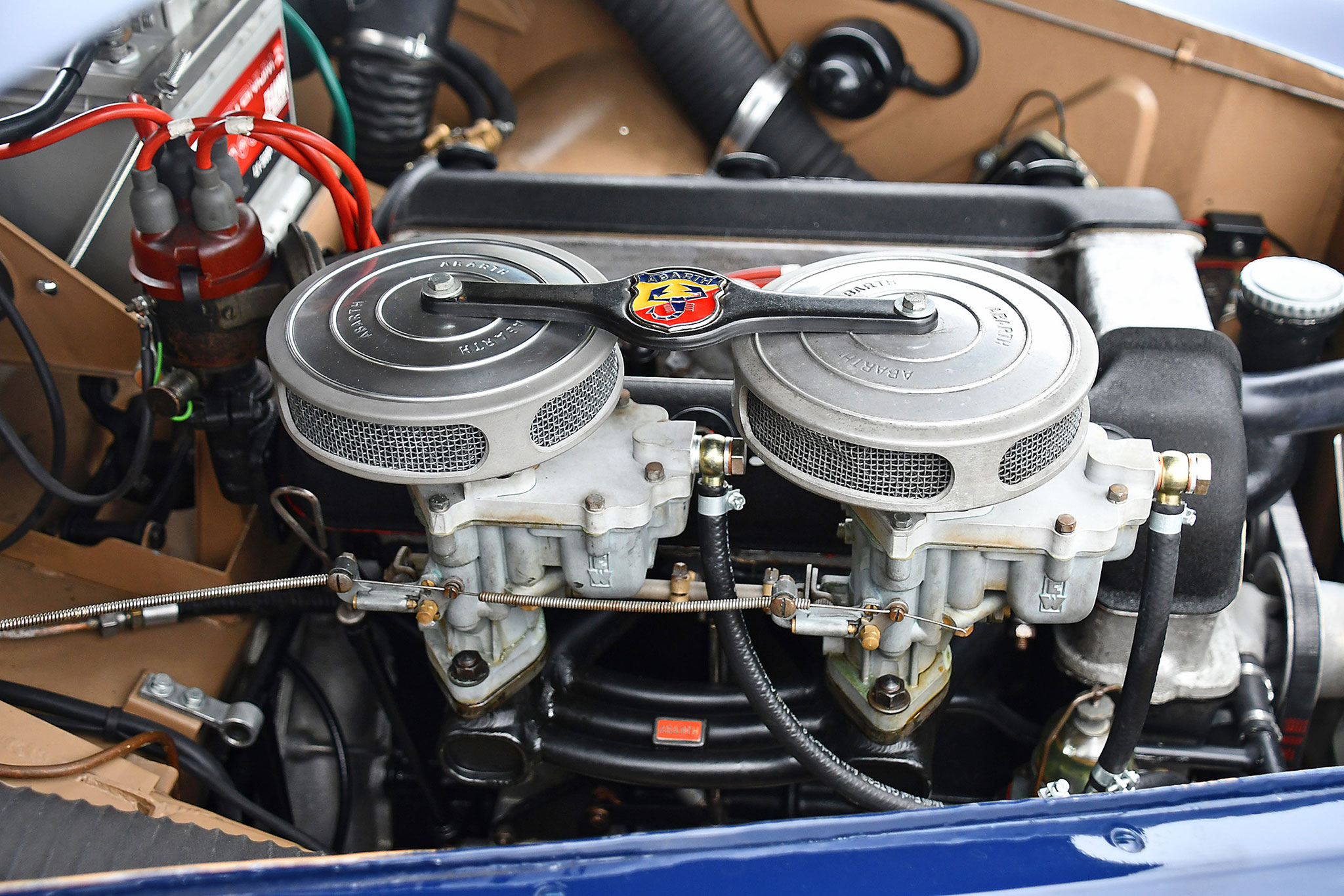 1951 Alfa Romeo 1900 Abarth impossible de se tromper sur la provenance du kit de carburation.