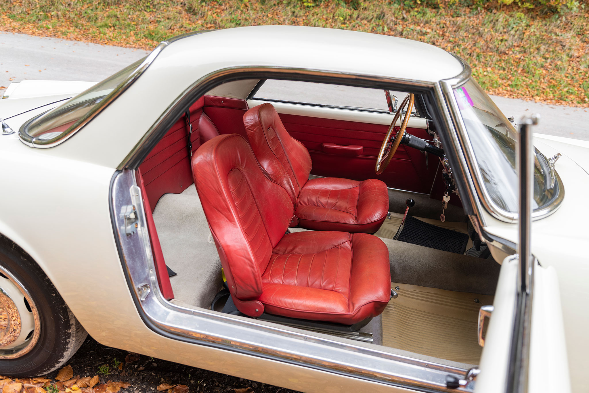 1961 Lancia Flaminia 2500 GT Touring blanche, cuir rouge, moquette grise.