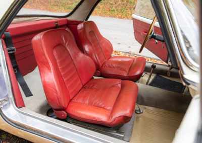 1961 Lancia Flaminia 2500 GT Touring les sièges en cuir rouge sont confortables.