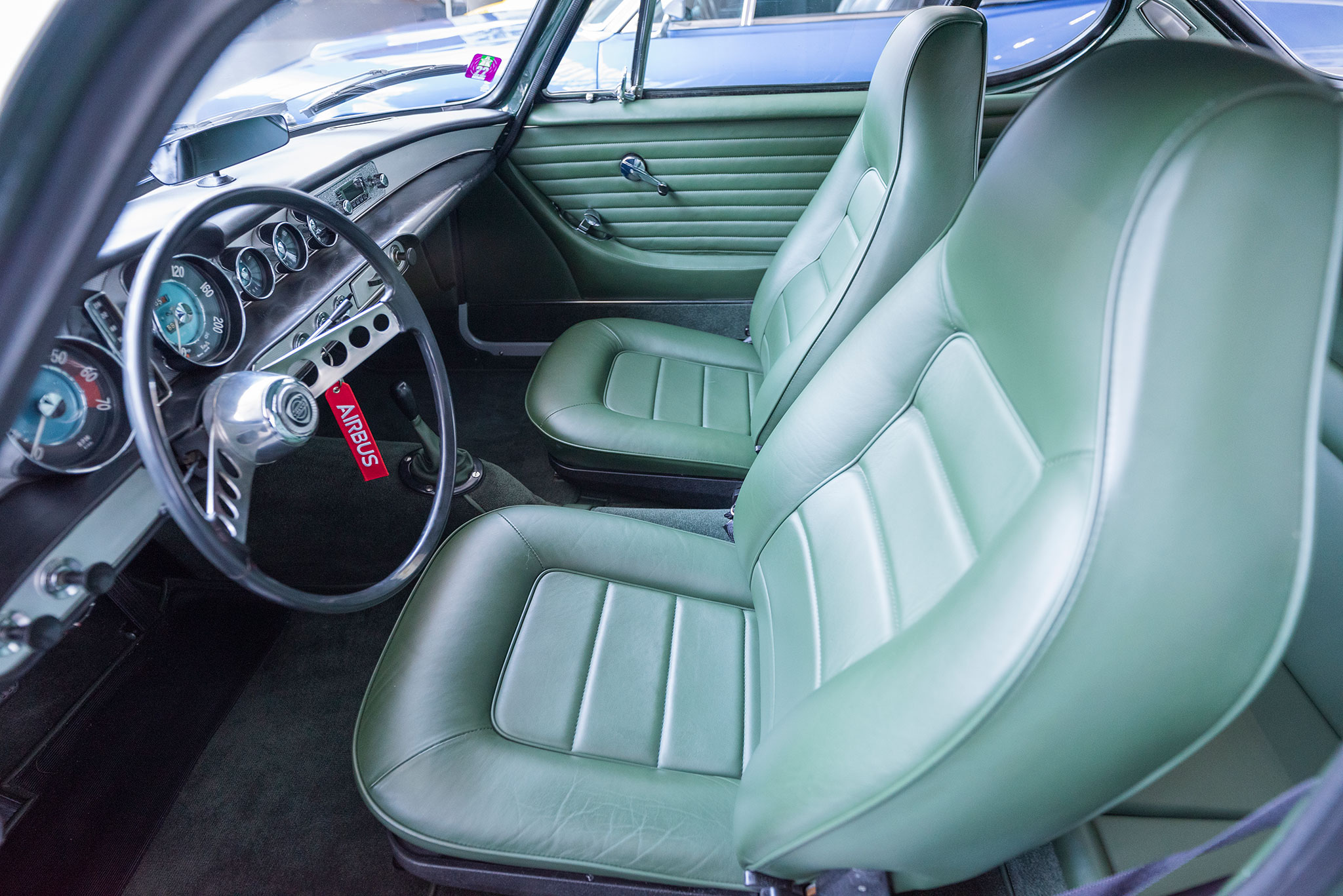 1963 Volvo P1800 nouveaux sièges avec appuie-tête intégrés.