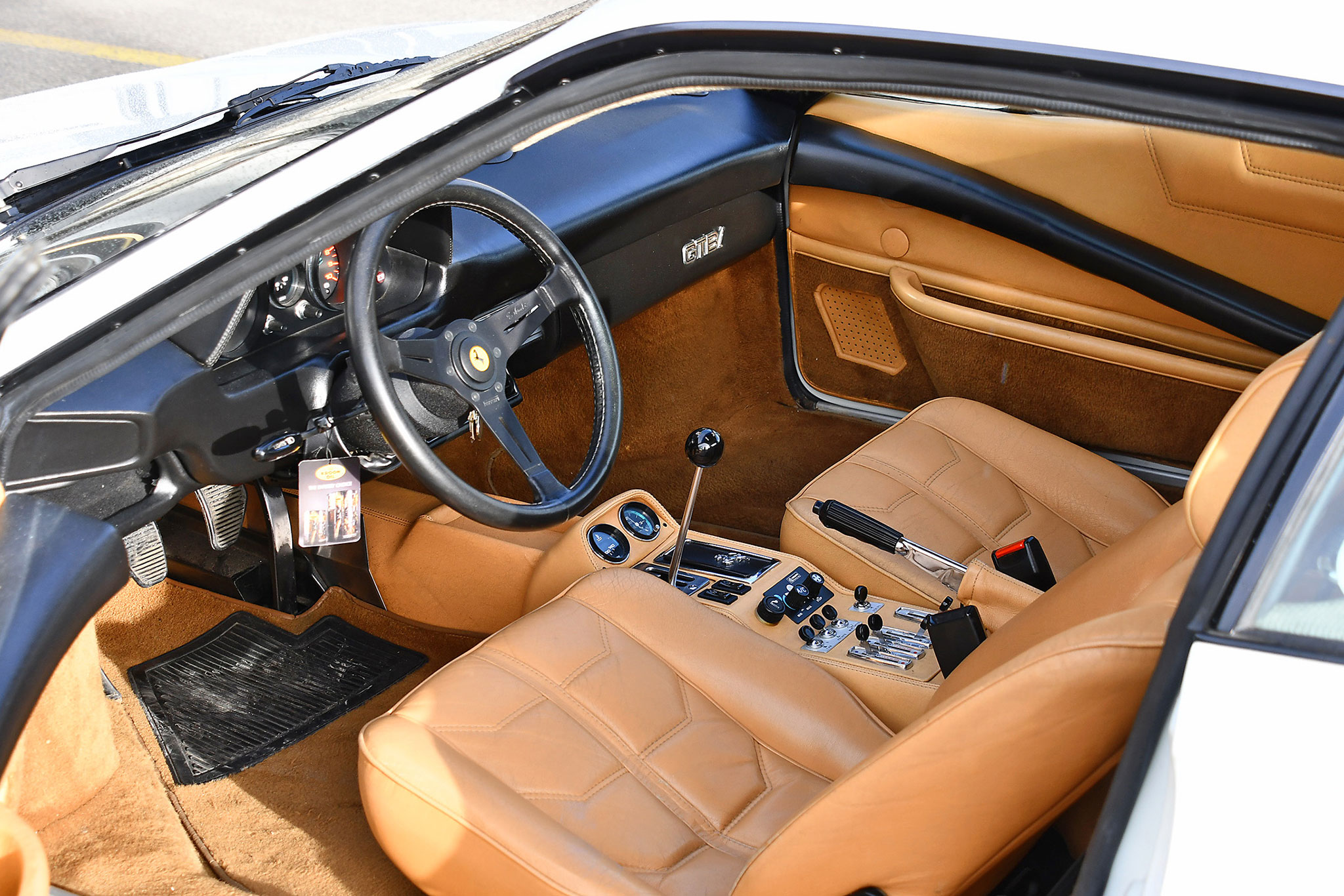 1981 Ferrari 308 GTBi un intérieur cuir fauve en parfait état.
