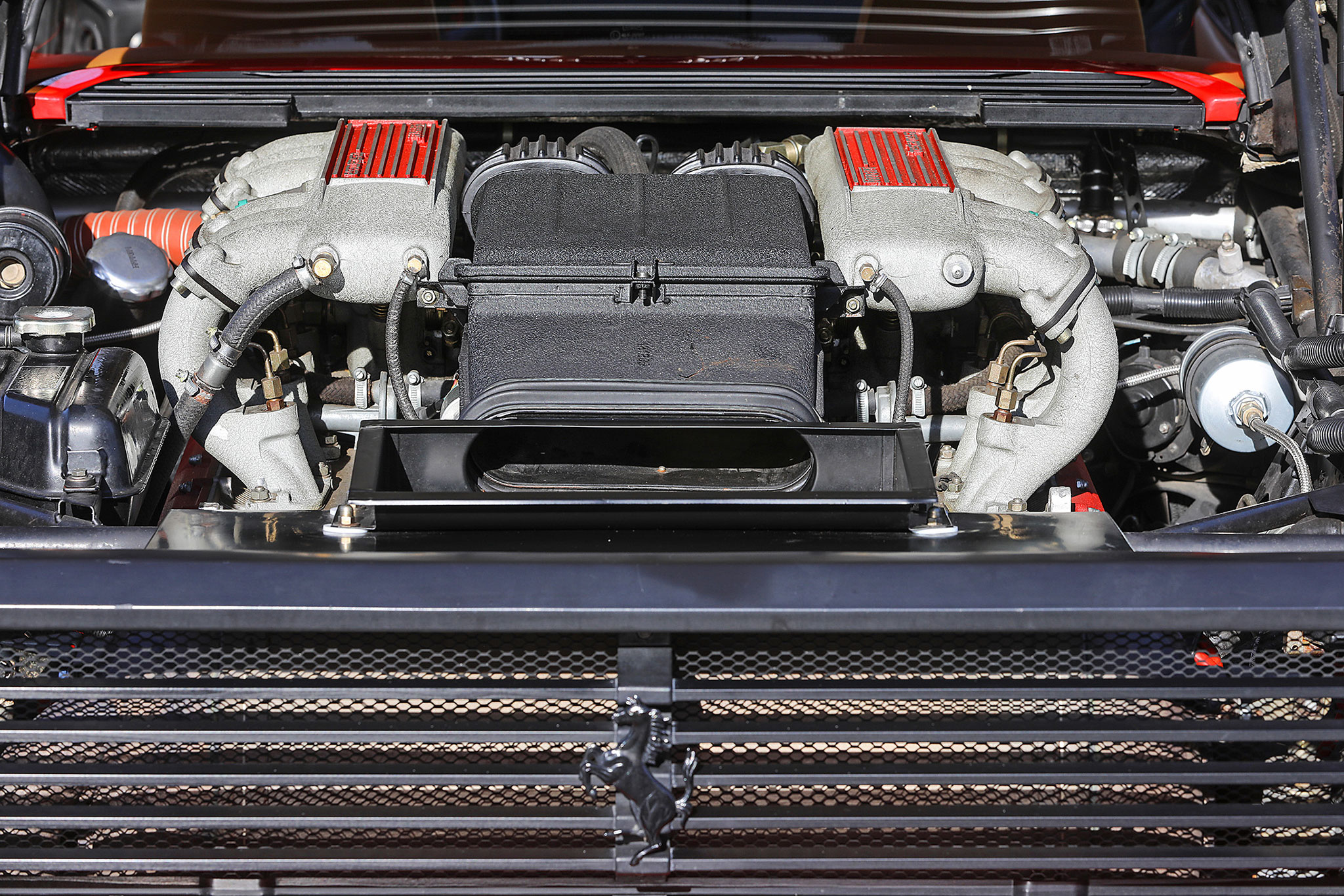 1991 Ferrari Testarossa moteur V12 de 4941 cm³ d’une puissance de 380 chevaux.