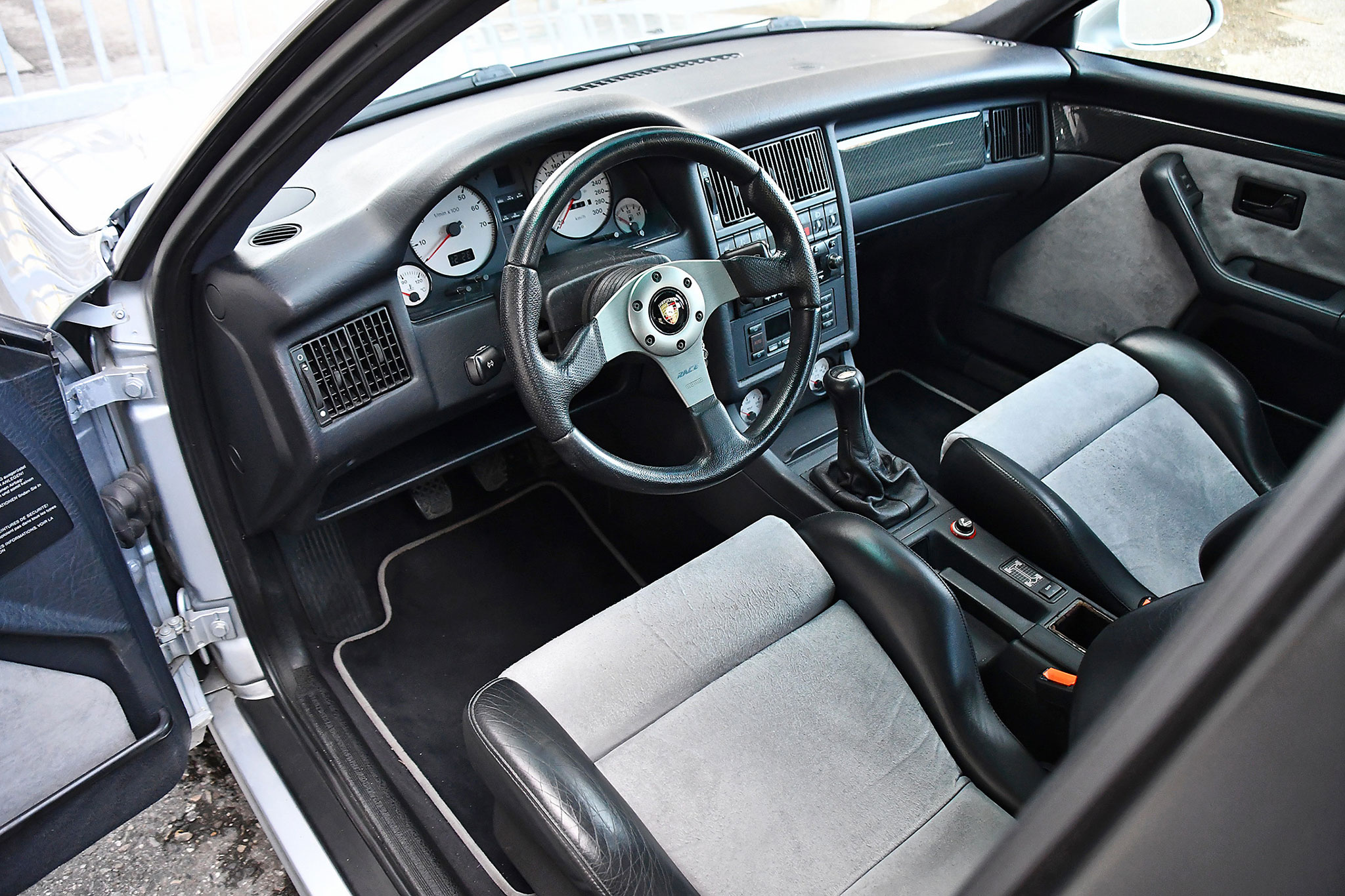 1994 Audi Porsche RS2 intérieur avec sièges Recaro à l’avant.