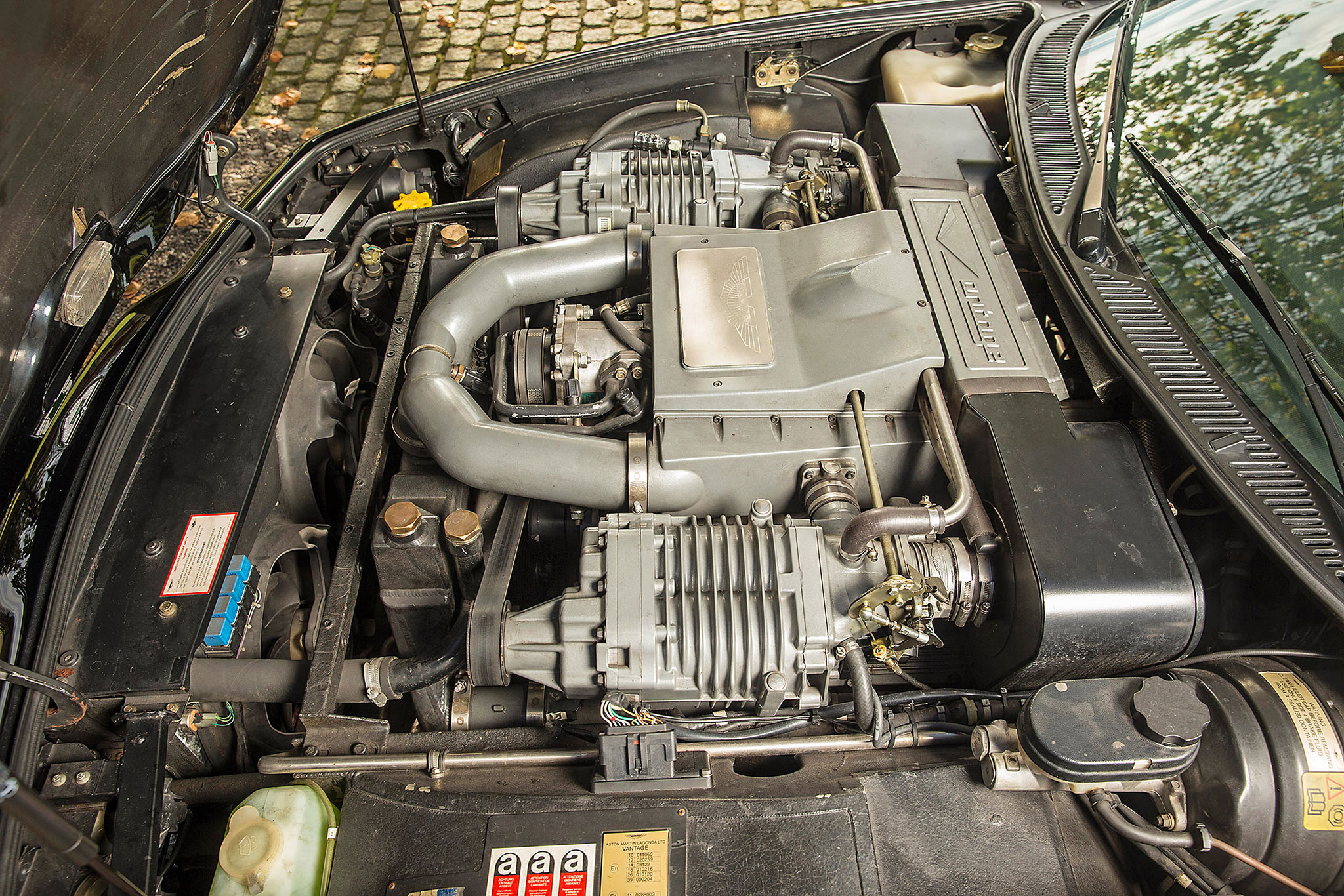 1996 Aston Martin V550 Vantage moteur V8 Supercharged 5340 cm³ et 557 chevaux ©Daniel Reinhard.