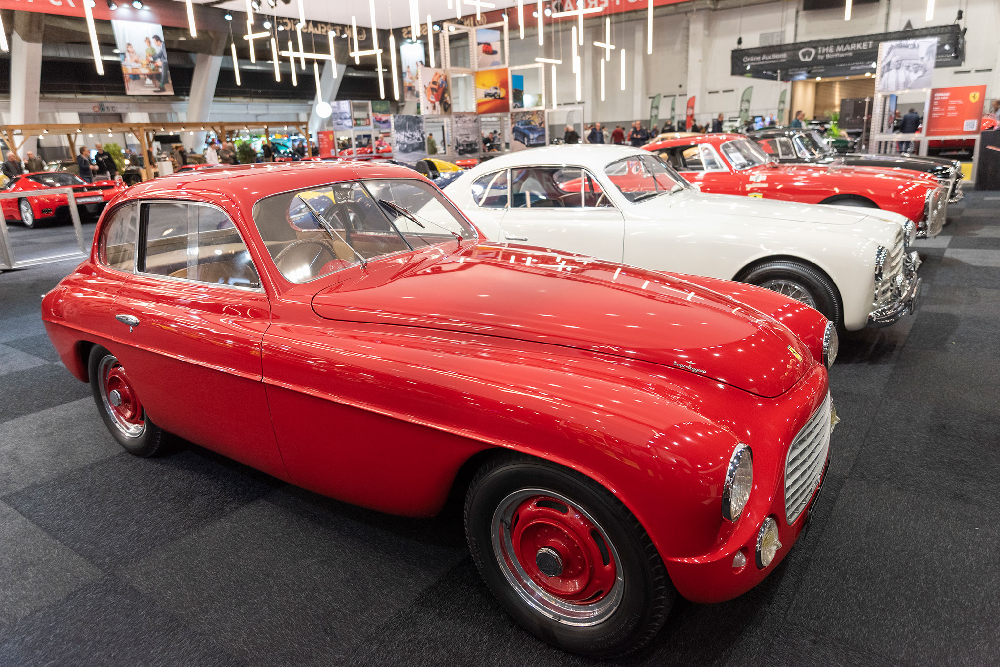 1949 Ferrari 166 Inter (rouge) et 1949 Ferrari 195 Vignale (blanche) – 75 ans Ferrari.