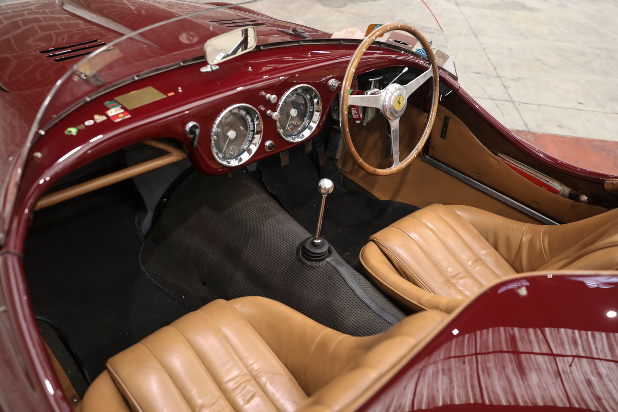 1953 Ferrari 250 MM Spider Series II – un des trois exemplaires proposés avec les sièges décalés – Gooding à Rétromobile.