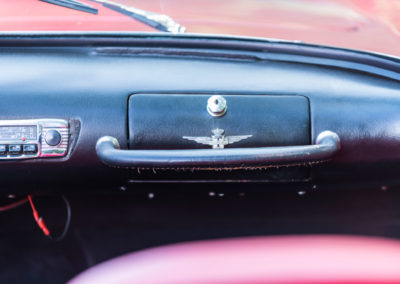 1960 Alfa Romeo 2000 Spider Touring – boîte à gant symbolique arborant le logo de la Carrozzeria Touring.