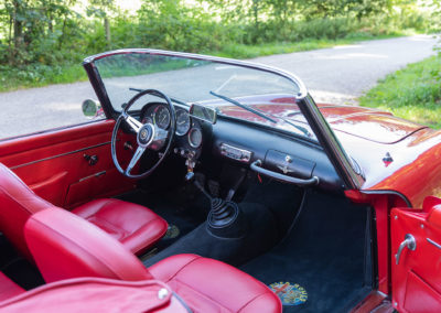 1960 Alfa Romeo 2000 Spider Touring – en raison de l’absence de console centrale, le volume intérieur est agréable.
