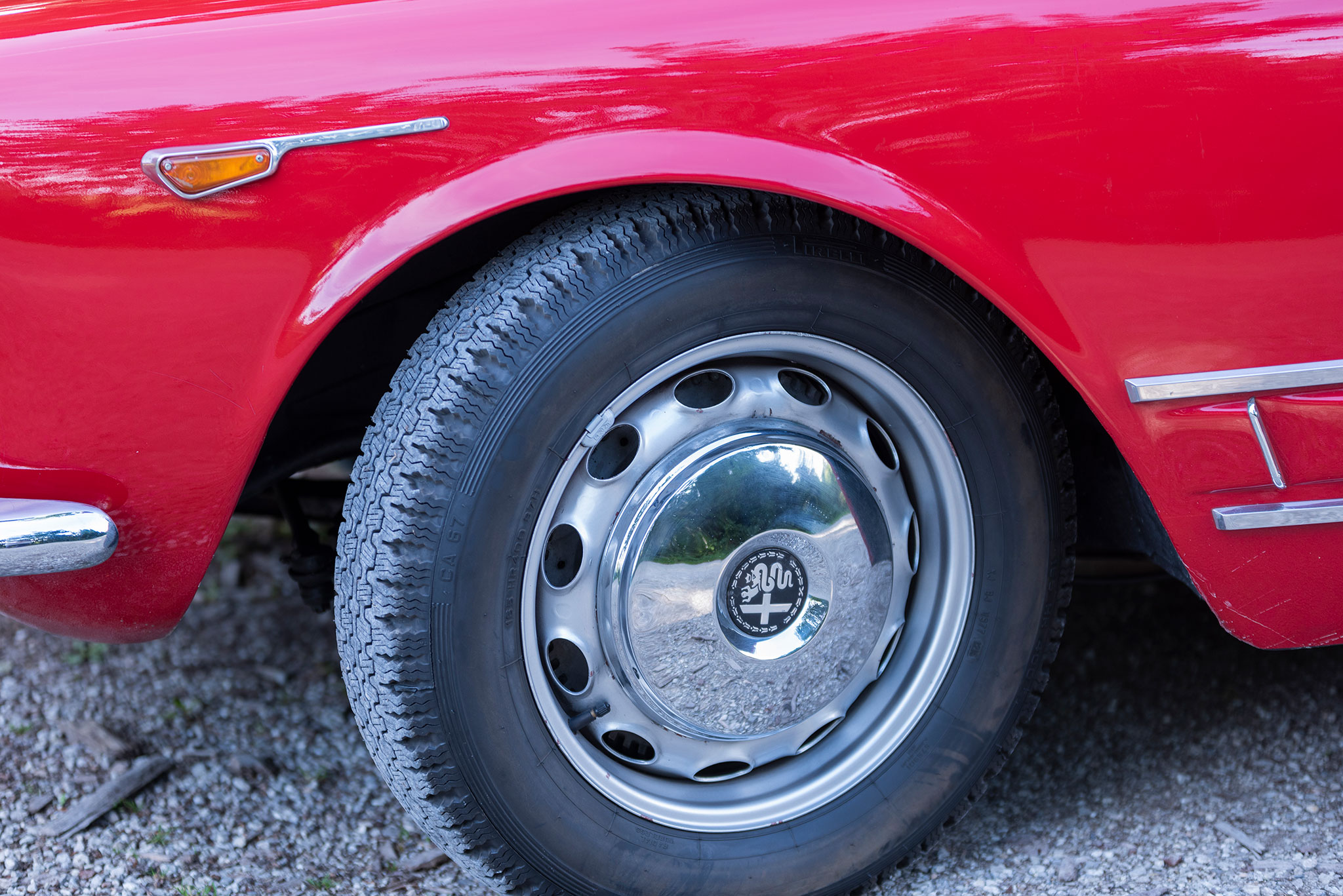 1960 Alfa Romeo 2000 Spider Touring – jantes en tôle de 16 pouces habillées d’enjoliveurs chromés siglés Alfa Romeo.