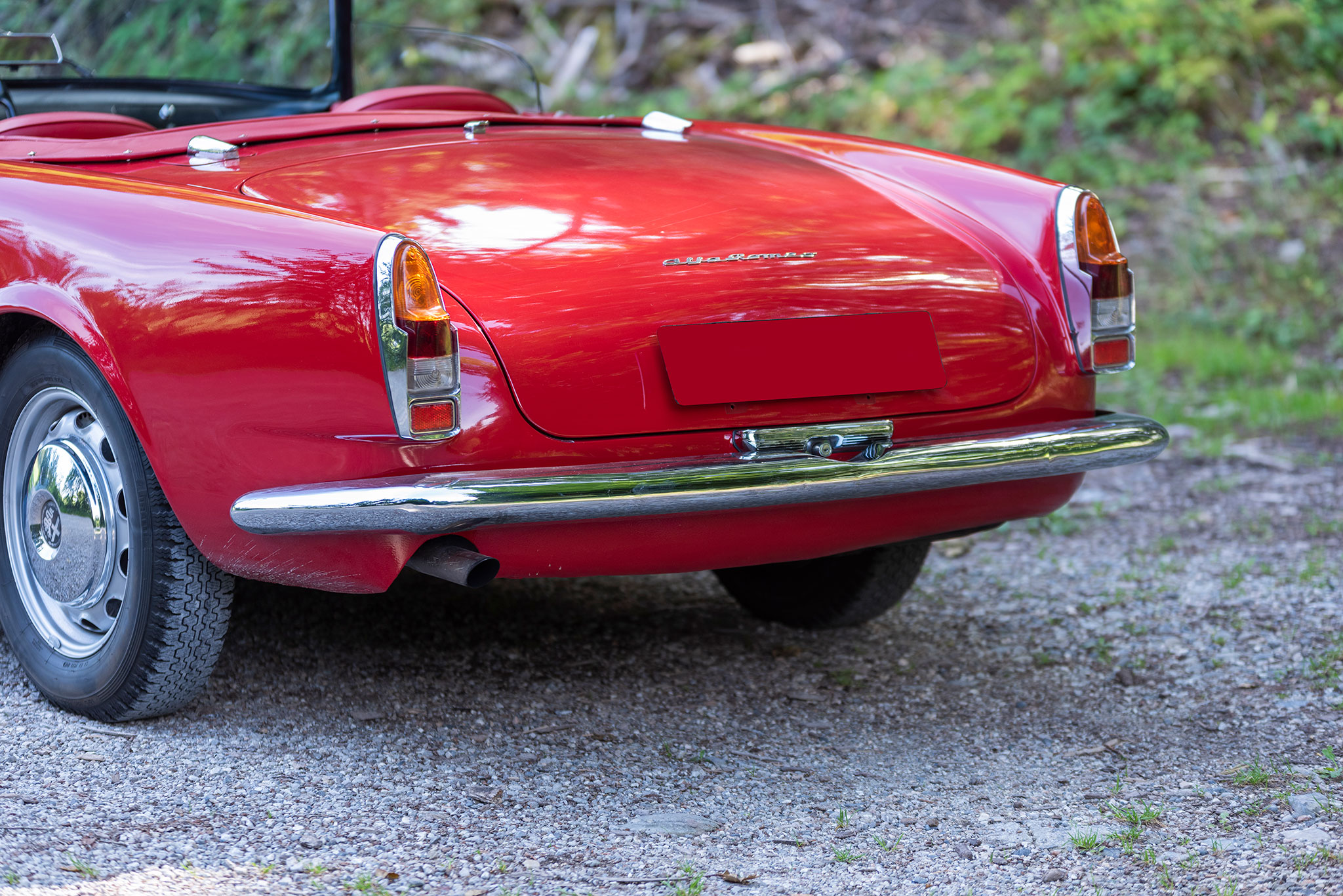 1960 Alfa Romeo 2000 Spider Touring – la finesse du pare-chocs arrière exempt de butoirs en caoutchouc disgracieux.