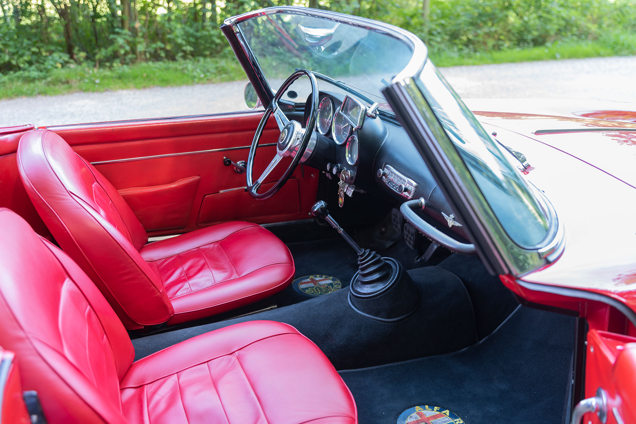 1960 Alfa Romeo 2000 Spider Touring – le levier de vitesses tombe parfaitement sous la main du conducteur.