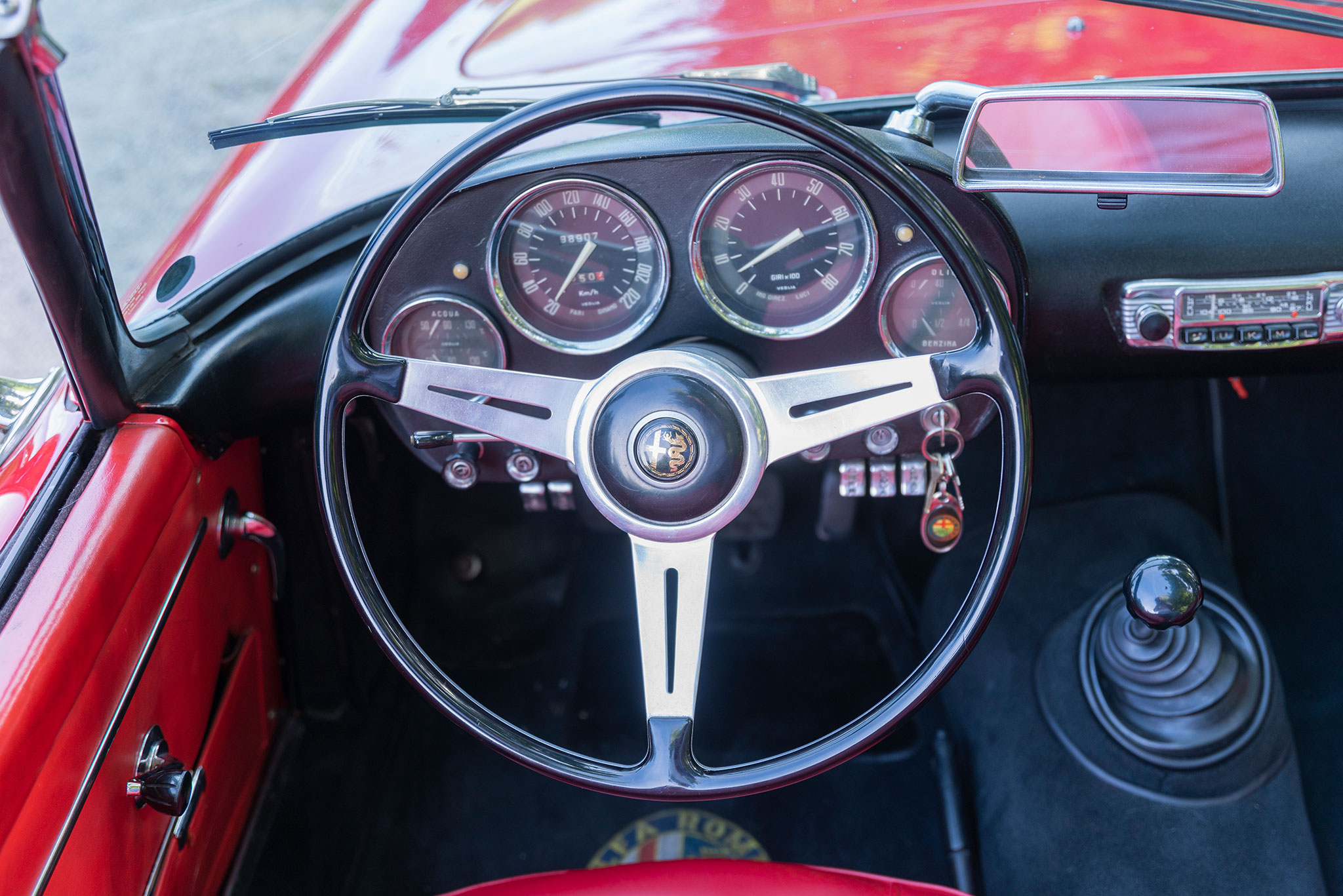 1960 Alfa Romeo 2000 Spider Touring – noter la position du rétroviseur intérieur fixé au-dessus du tableau de bord.